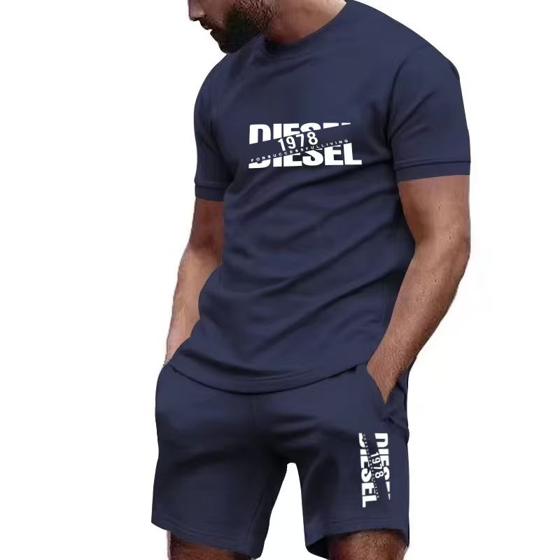 Running Gear Men - ชุดเสื้อยืด+กางเกงขาสั้นผู้ชายลายพิมพ์แฟชั่นลำลอง คอกลม ใส่สบาย ระบายอากาศได้ดี เหมาะสำหรับวิ่งและเล่นกีฬา ประจำฤดูร้อนปี